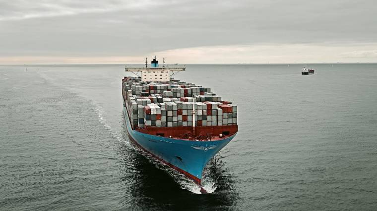 Los ataques sufridos a finales de año por el “Maersk Hangzhou” por parte de los hutíes, llevaron a Maersk a suspender el tránsito de sus buques por el Mar Rojo en dirección al Canal de Suez.