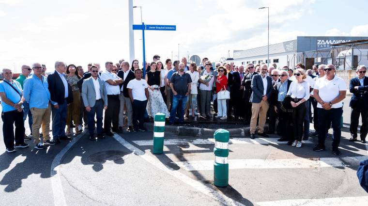 El acto homenaje se celebró en la entrada del dique Reina Sofía, donde se inicia la vía otorgada a su memoria por el Consejo de Administración de la Autoridad Portuaria de Las Palmas.