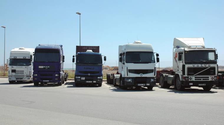 En el Puerto de Barcelona, la zonas destinadas al aparcamiento de vehículos portacontenedores son el “Faro de Llobregat” y la zona TIR.
