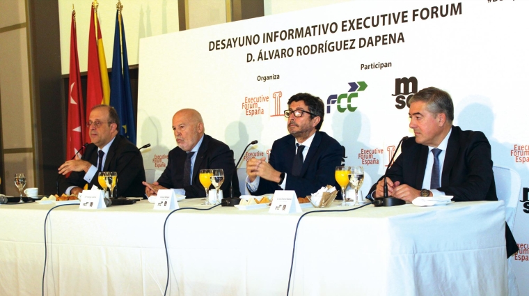 César Chiva, director general de Executive Forum; Francisco Lorente, presidente de MSC; Álvaro Rodríguez Dapena, presidente de Puertos del Estado; y José Antonio Madrazo, director general de FCC Construcción en España, esta mañana al término del desayuno informativo. Foto B.C.