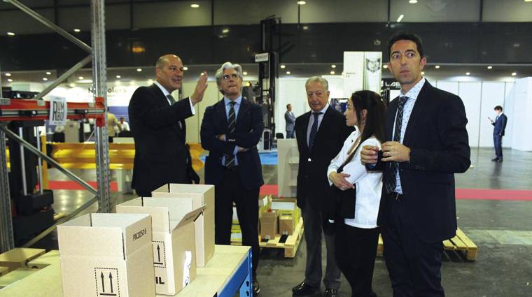 El director y el presidente de la feria mostraron a los representantes de la Generalitat algunas de las innovaciones en la Zona Demo. Foto J.C.P.