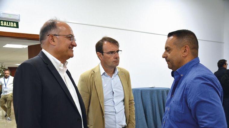 El presidente de la Autoridad Portuaria de Valencia, Joan Calabuig, junto al secretario general de Puertos del Estado, Álvaro Sánchez y el coordinador general de Coordinadora Estatal de los Trabajadores del Mar, Antolín Goya. Foto: Juan Carlos Palau.