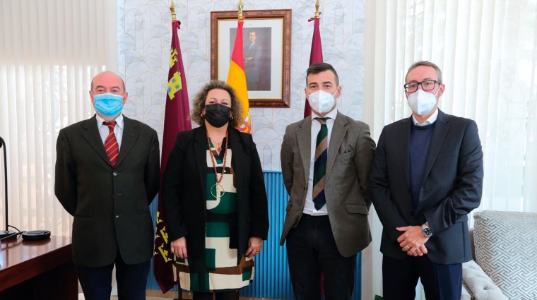 Representantes de la Autoridad Portuaria de Cartagena y Terlocar durante la firma de adhesión de la compañía al convenio.