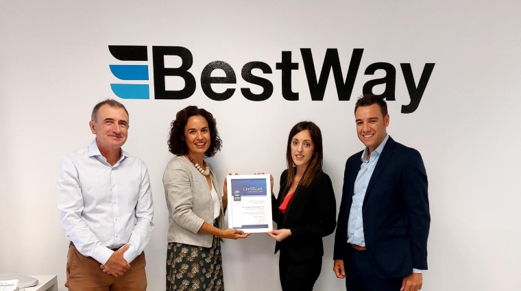 Representantes de Best Way Zaragoza Forwarding i del Port de Barcelona con el diploma de la acreditación