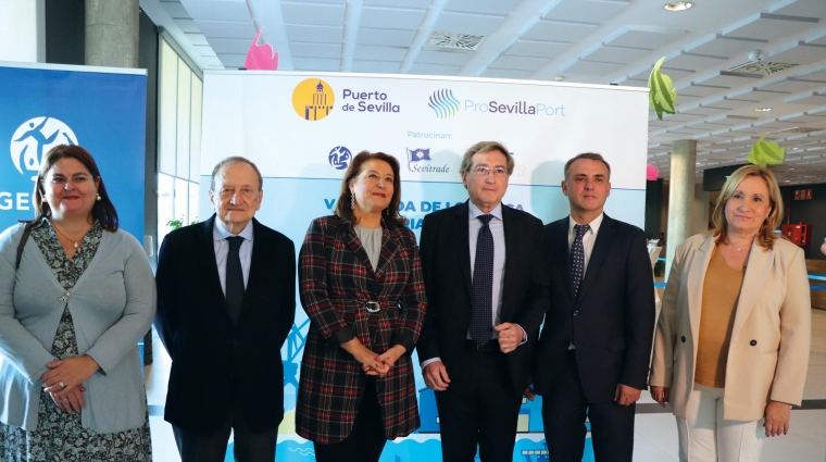 Autoridades asistentes al evento celebrado ayer. Desde la izquierda: Concepción Gallardo, delegada territorial de Sostenibilidad, Medio Ambiente y Economía azul; Augusto Janonne, presidente de ProSevilla Port; Carmen Crespo, consejera de Agricultura, Pesca, Agua y Desarrollo Rural; Rafael Carmona, presidente de la Autoridad Portuaria de Sevilla; Simón Onrubia, gerente de ProSevillaPort; y Consolación Vera, secretaria general de Agricultura.