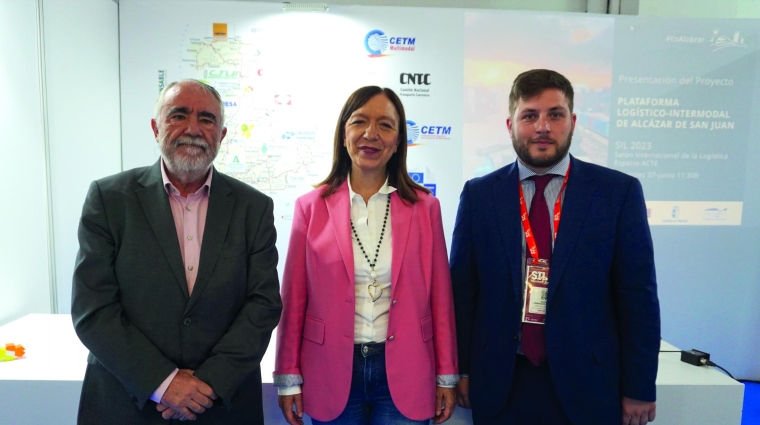 Francesc Sánchez, director de Valenciaport; Rosa Melchor, alcaldesa de Alcázar de San Juan e Ignacio Hernando, consejero de Fomento de la Junta de Castilla-La Mancha. Foto FV.