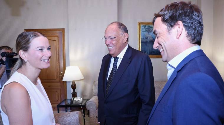Margalida Prohens, presidenta del Govern de les Illes Balears; Ettore Morace, CEO de Trasmed y Miguel Pardo, director de Relaciones Institucionales de Transmed.