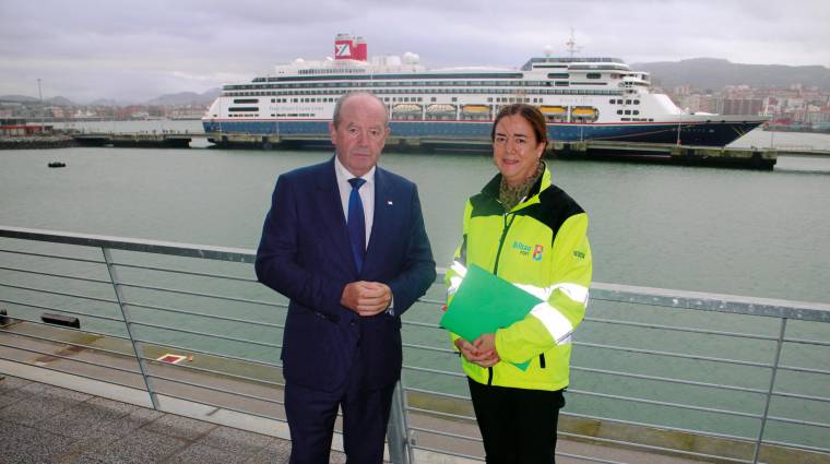 Ricardo Barkala, oresidente de la Autoridad Portuaria de Bilbao, y Gloria Frau, responsable de Cruceros. Foto J.P.