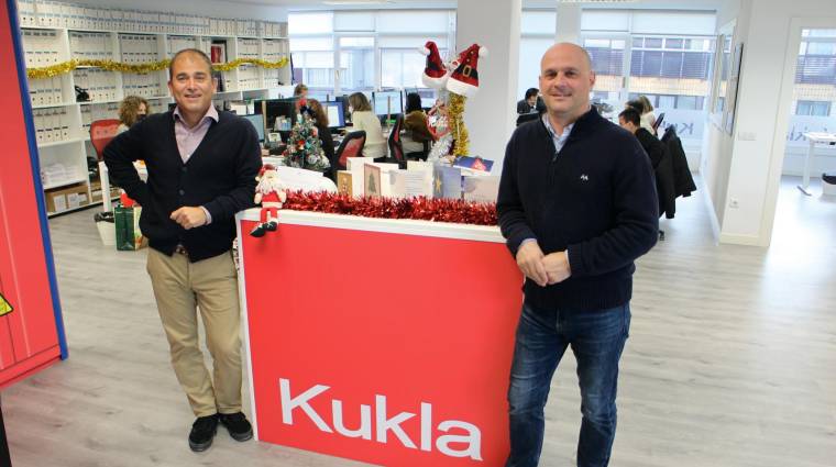 ﻿Álvaro Cabezón (derecha) y Borja López, en la oficina de Kukla España en Getxo, localidad próxima a Bilbao. Foto J.P.