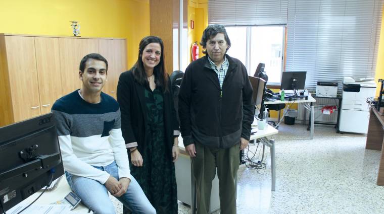 Alejandra Sagüés con Aitor Bolaños (izquierda) y César Rodríguez, de la oficina de Sile Customs Broker en Bilbao. Foto J.P.