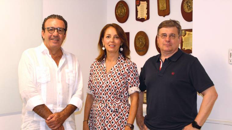 Enrique Sánchez, tesorero; Carmen Herrero, presidenta; y José Manuel Romero, secretario, del Colegio de Agentes de Aduanas y Representantes Aduaneros de Sevilla. Foto B.C.