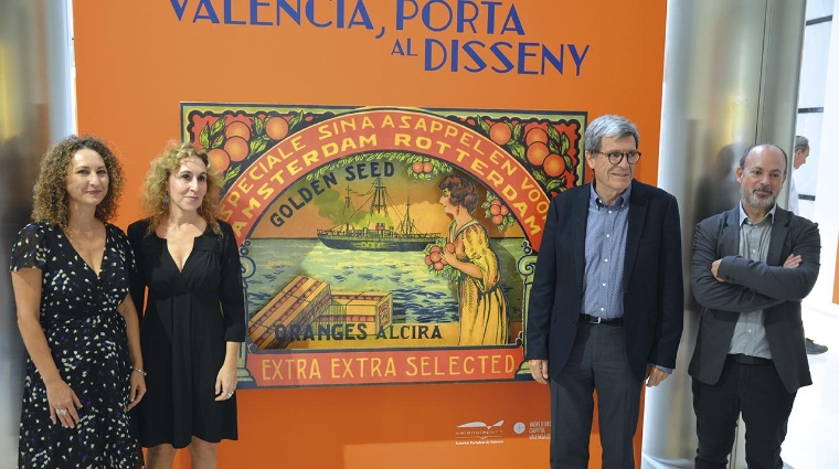 Ester Medán e Inma Liñana, comisarias de la exposición; Aurelio Martínez, presidente de la Autoridad Portuaria de Valencia; y Xavier Calvo, director general de World Design Capital Valencia 2022. Foto: Arturo García.