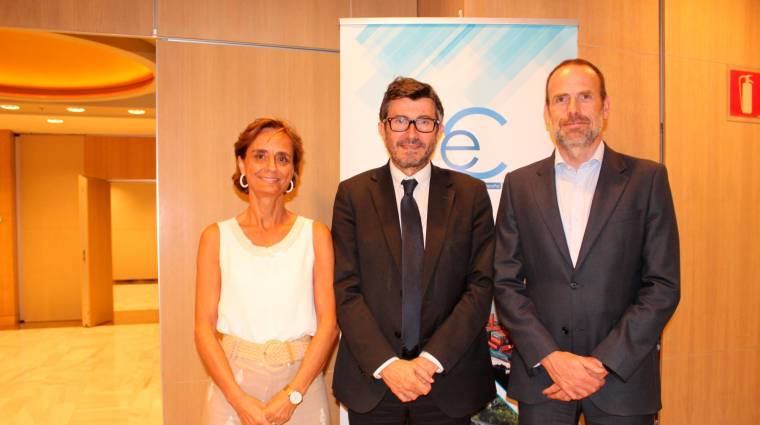 Nuria Lacaci, secretaria general de ACE; Álvaro Rodríguez Dapena, presidente de OPPE; y Carlos Castán, presidente de ACE. Foto B.C.