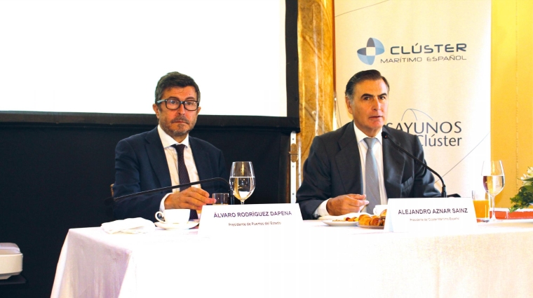 A la derecha, Álvaro Rodríguez Dapena, presidente de Puertos del Estado, junto a Alejandro Aznar, presidente del Clúster Marítimo Español, al inicio del desayuno informativo. Foto B.C.