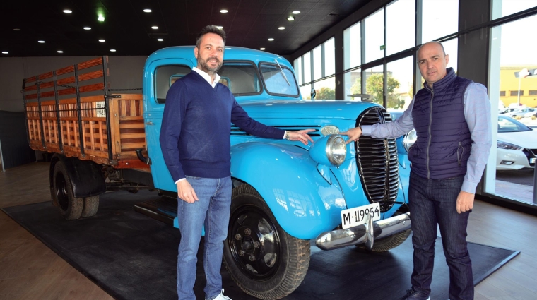 Juan Julián Pardo, director general de Grupo Pardo Carnicero Capital; y José Miguel Avilés, gerente de PolarCube desde el pasado 1 de enero, junto a un camión Ford de los años 30 expuesto en las instalaciones de Ford Trucks que la compañía tiene en el Polígono Industrial de Torrubero, en la localidad valenciana de Museros. Foto: Raúl Tárrega.