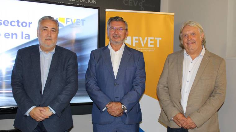 Carlos García, secretario general de FVET; Carlos Prades, presidente de FVET y Juan Ortega, vicepresidente de FVET, han analizado la situación del transporte por carretera en Valencia.