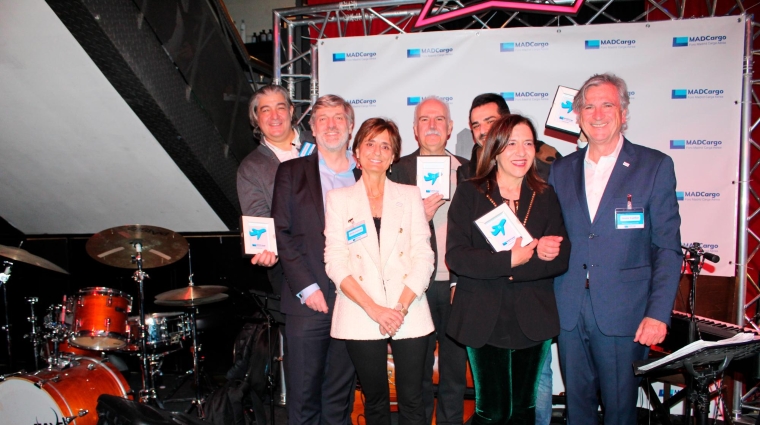 Foto de grupo de todos los galardonados en la Noche de la Carga Aérea, junto con Jesús Cuéllar (derecha) y Nuria Lacaci (tercera por la izquierda).