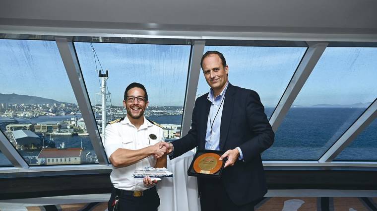 El capitán del “Norwegian Prima”, Kevin Bellido, recibe una metopa por la primera escala de manos del presidente del Puerto de Vigo, Carlos Botana.