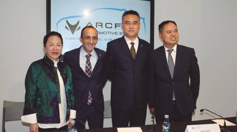 El presidente de la APFSC, Francisco Barea, con Zheng Fang, directora ejecutiva de Arcfox Automotive España, y otros directivos de la marca china. Foto J.P.