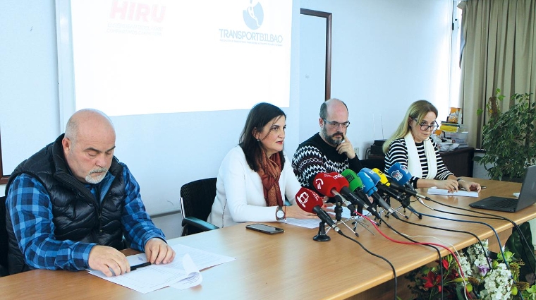 Desde la izquierda: Santiago Sánchez, de TransportBilbao; Sonia García, de Asetrabi; Amaia Martínez, de Asotrava; Alberto Núñez, de Hiru. Foto J.P.