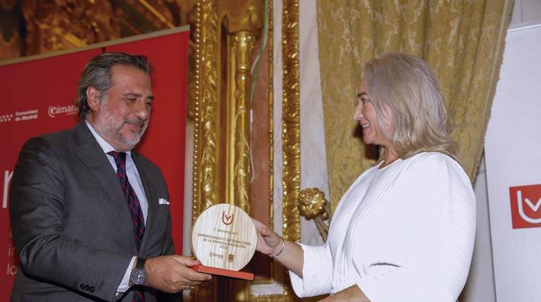 Cristina Martín Lorenzo, CEO de Usyncro, recogió el premio VUI a la Internacionalización de la empresa madrileña, de manos de Ángel Asensio, presidente de la Cámara de Comercio de Madrid.