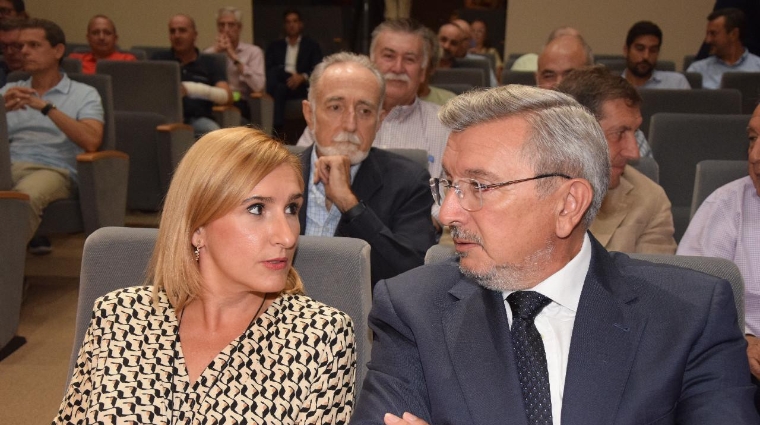 Salomé Pradas, consellera de Medio Ambiente, Agua, Infraestructuras y Territorio; y Carlos Prades, presidente de la FVET, durante la Asamblea General de la FVET. Foto R. T.