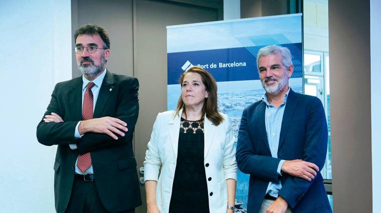 De izquierda a derecha, el presidente del Port de Barcelona, Lluís Salvadó; i la directora de Innovación y estratégia de negocio, Emma Cobos; i el presidente del comité ejecutivo de la Fundación Barcelona Capital Náutica, Daniel Puig.