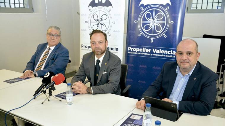 Alfredo Soler, presidente de Propeller Valencia (en el centro de la imagen), junto a Francisco Salvador y Fernando Vitoria, miembros de la Junta Directiva de la asociación. Foto R. T.