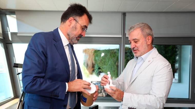 El presidente de la APB, Lluís Salvadó, y el alcalde de Barcelona, Jaume Collboni, en un intercambio de presentes. Foto X