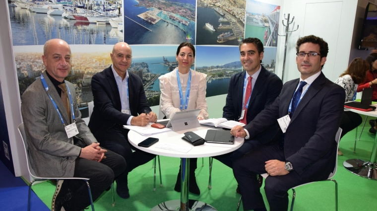 José Antonio Navarro, jefe de Promoción de Turismo en la Diputación Provincial de Almería; Diego Martínez, presidente de la Fundación Bahía Almeriport; Rosario Soto, presidenta de la APA; Joaquín Pérez de la Blanca, concejal de Turismo del Ayuntamiento de Almería; y Fabio Laborda, gerente de Fundación Almeriport. Foto B.C.