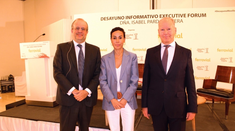 Isabel Pardo de Vera, secretaria de Estado de Transportes, Movilidad y Agenda Urbana, junto al director general de Executive Forum, César Chiva (izquierda), y junto al director de Ferrovial Construcción, Ignacio Clopés (derecha), ayer al comiendo del desayuno informativo celebrado en Madrid. Foto B.C.