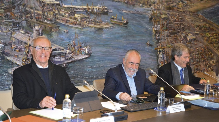 Joan Ribó, alcalde de Valencia; Francesc Sánchez, director general de la APV; y Aurelio Martínez, presidente de Valenciaport, poco antes de comenzar el Consejo de Administración de la APV. Foto: Raúl Tárrega.