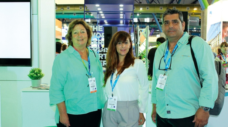 Desde la izquierda: Kate Bonner, comercial manager del Puerto de Cádiz; Violeta Fernández, técnico del Patronato Provincial de Turismo de Cádiz; y Carlos Salguero, de Turmares. Foto B.C.