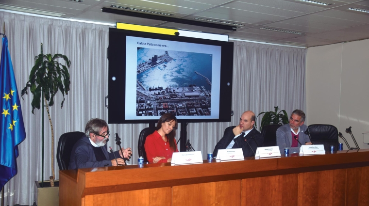 Desde la izquierda: Mario Sommariva, presidente de la Autorità de Sistema Portuale del Mar Ligure Orientale Porti di La Spezia e Marina di Carrara (Italia); Marta Pontes, concejala de Matosinhos (Portugal); Miguel Jiménez, director de Diario del Puerto; César Díaz, presidente de la Autoridad Portuaria de Santander.