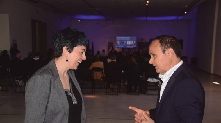 Marta Serrano, secretaria general de Transporte Terrestre, conversa con Ángel Viveros, alcalde de Coslada. Foto M.J.