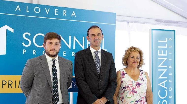 El consejero de Fomento de Castilla La Mancha, Nacho Hernando, el director general de Scannell Properties, Javier Inchauspe y la alcaldesa de Alovera, Purificación Tortuero, en el acto de colocación de la primera piedra.