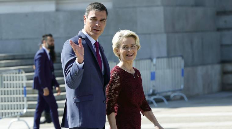 Pedro Sánchez, presidente de turno de la UE, junto a Ursula von der Leyen, presidenta de la Comisión Europea, ayer en Madrid.