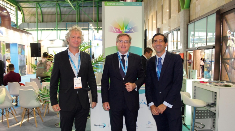 Desde la izquierda: Ángel Pulido, director; Rafael Carmona, presidente; y Manuel González, jefe del departamento de Desarrollo de Negocios, del Puerto de Sevilla. Foto B.C.