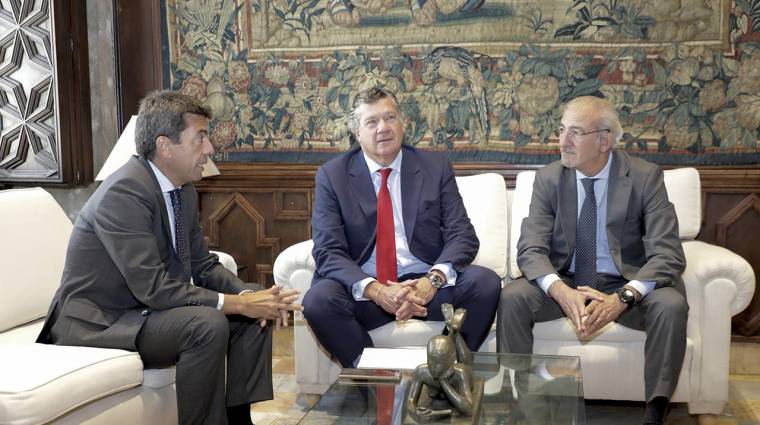 El president de la Generalitat Valenciana, Carlos Mazón, junto al presidente y al director de Relaciones Institucionales de Stadler, Íñigo Parra y Juan Antonio Delgado.