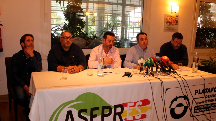 Representantes de Plataforma y de Asepres esta mañana en Madrid durante el anuncio de la convocatoria del paro. Foto B.C.