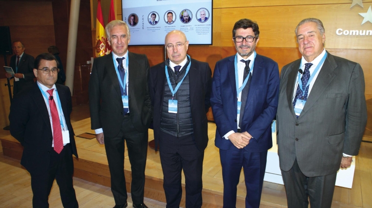De izquierda a derecha, José Ramón Iribarren, director General de Siport 21; José Luis Romero, secretario general de ANESCO; Joaquín Monedero, gerente del Colegio Oficial Nacional de Prácticos de Puerto; Álvaro Rodríguez Dapena, presidente de Puertos del Estado; y José Luis Almazán, presidente del Consejo Asesor de Ocean Capital Partners. Foto M.J.