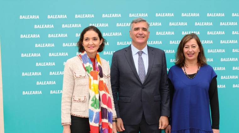 Reyes Maroto, ministra de Industria, Comercio y Turismo; Adolfo Utor, presidente de Baleària; y Francina Armengol, presidenta del Govern Balear. Foto B.C.