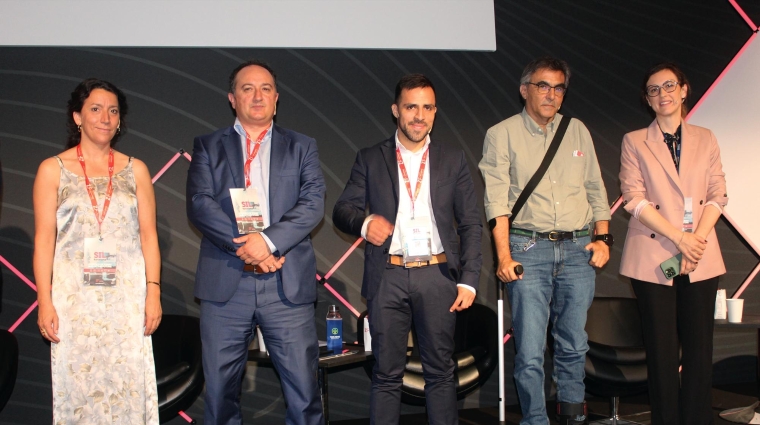 Desde la izquierda: Rosa Romero, abogada y profesora especializada en transporte en el Instituto Jaume Miró; Jesús Soriano, logistics and transport director de FEIQUE; Damián Matute, director de TDR Jobs; Manuel Medina, cargador del sector retirado; y Alba Carré, CEO del Grupo Calsina Carre. Foto B.C.