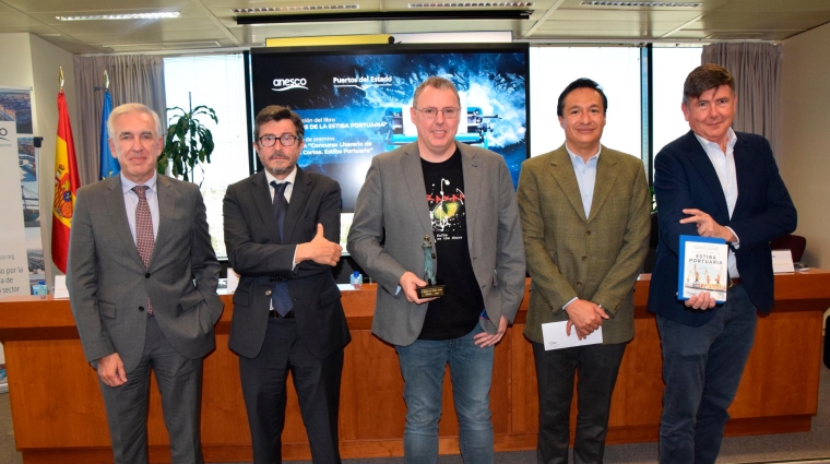 Desde la izquierda, José Luis Romero, secretario general de ANESCO; Álvaro Rodríguez Dapena, presidente de Puertos del Estado; Ernesto Tubía, primer ganador del V Concurso Literario; Ulises C. Cabrera, segundo ganador del V Concurso Literario; y Manuel Pimentel, exministro. Foto B.C.