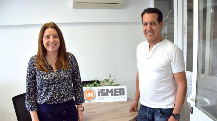 Marta Bujeda, responsable de Administración, y Ahmed Benabdeljelil, gerente de ÍSMED. Foto Loli Dolz.