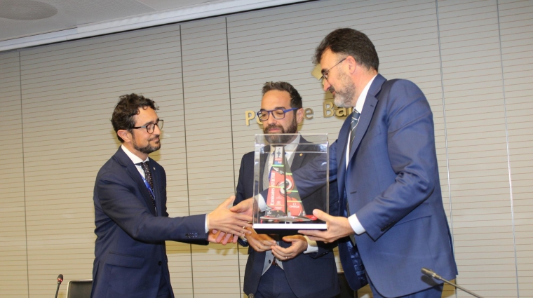 Damià Calvet, expresidente del Port de Barcelona; Juli Fernández, conseller de Territori, y Lluís Salvadó, presidente del Port de Barcelona. Foto A.Tejera.