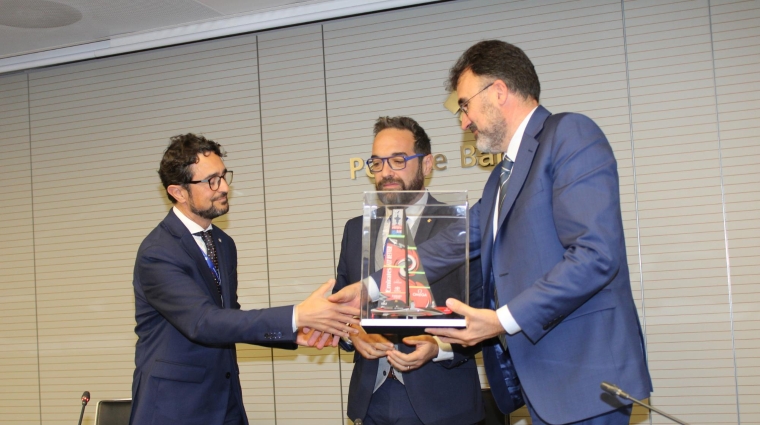 Damià Calvet, expresidente del Port de Barcelona; Juli Fernández, conseller de Territori, y Lluís Salvadó, presidente del Port de Barcelona. Foto A.Tejera.