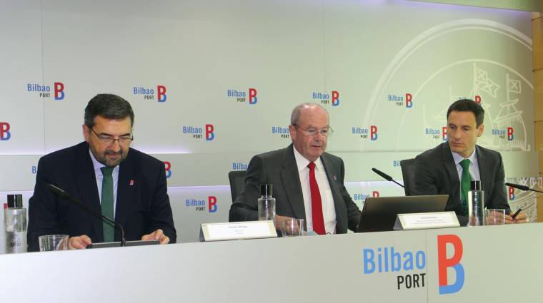 Desde la izquierda: Carlos Alzaga, director de la Autoridad Portuaria de Bilbao; Ricardo Barkala, presidente; Andima Ormaetxe, director de Operaciones, Comercial, Logística y Estrategia. Foto J.P.