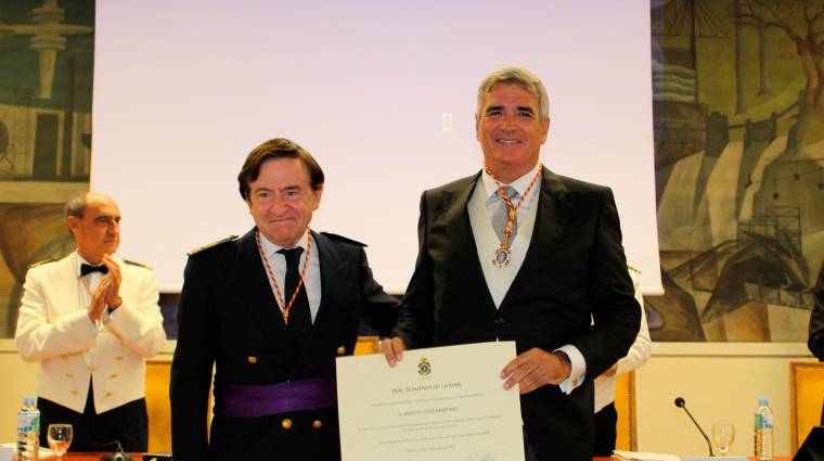 Carlos Cremades, presidente de la Real Academia de la Mar, entrega su diploma al nuevo académico, Adolfo Utor. Foto M.J.
