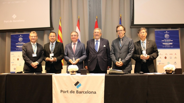 Santiago Garcia-Milà, subdirector general del Port de Barcelona; Kriengkrai Chaisiriwongsuk, director general de la Port Authority of Thailand; Felipe de la Morena, embajador de España en Tailandia; Javier Vidal, vicepresidente del Consejo de Administración del Port; Jordi Maluquer, director de la Oficina Exterior de Comercio e Inversiones de Catalunya en Singapur, y Sumate Tanthuwanit, director ejecutivo de la Cámara de Comercio e Industria de Tailandia. Foto A.T.